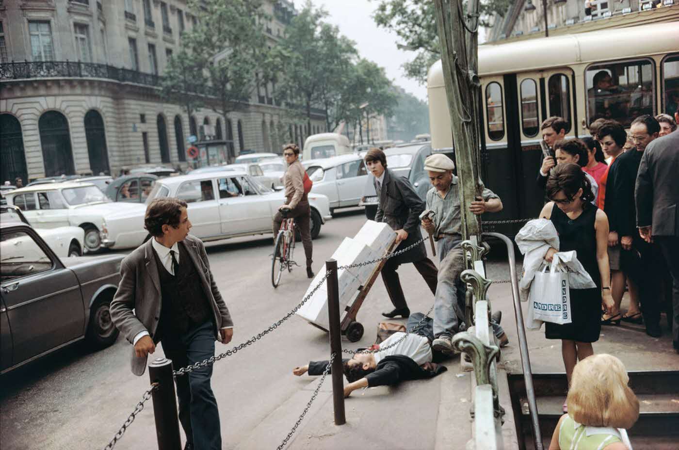 Image of a fallen man in Paris in 1967